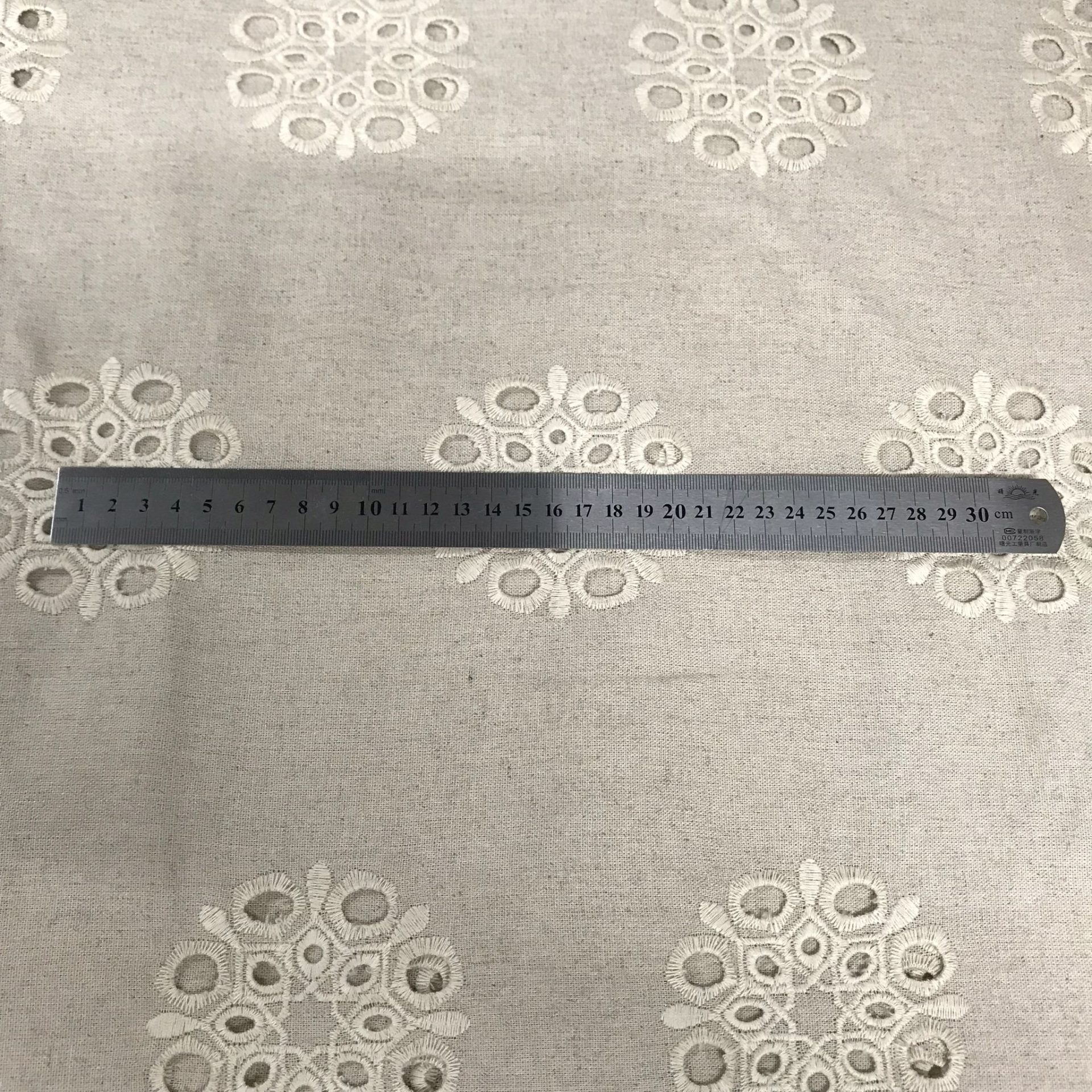 Tissu Lin Viscose Broderie Festonnée — vue 3