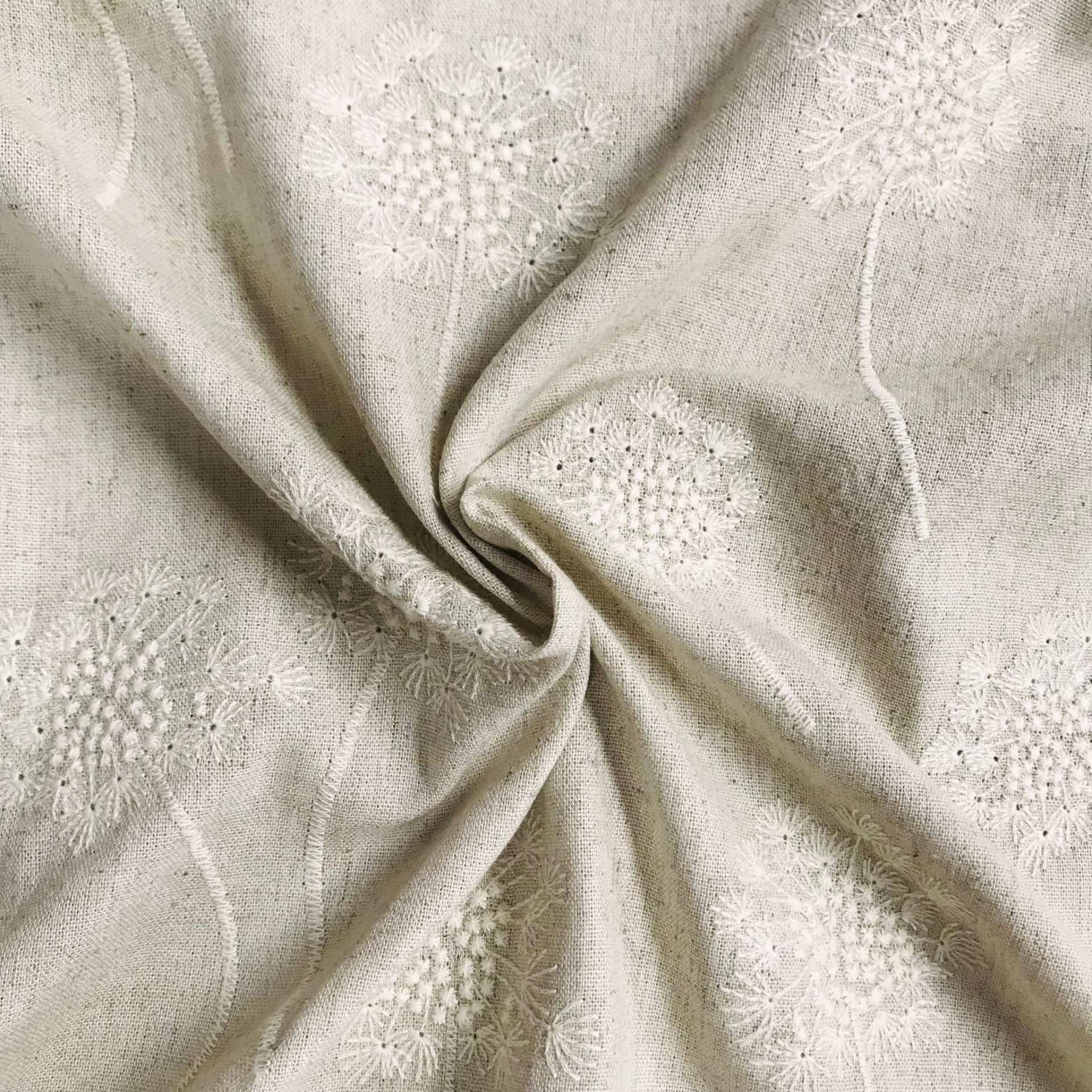 Tissu Lin Viscose Broderie Fleurie