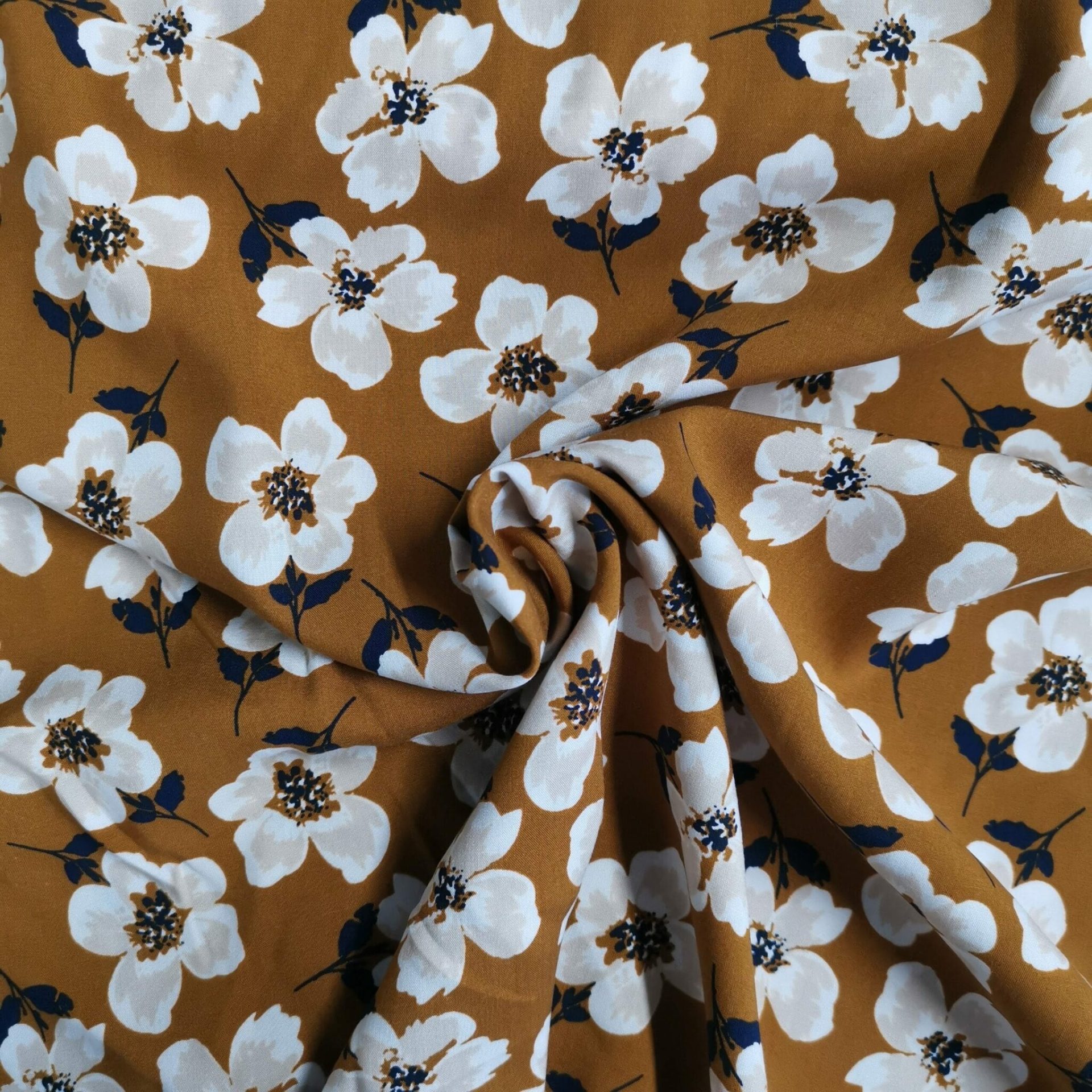 Tissu Viscose Fleurs Blanches