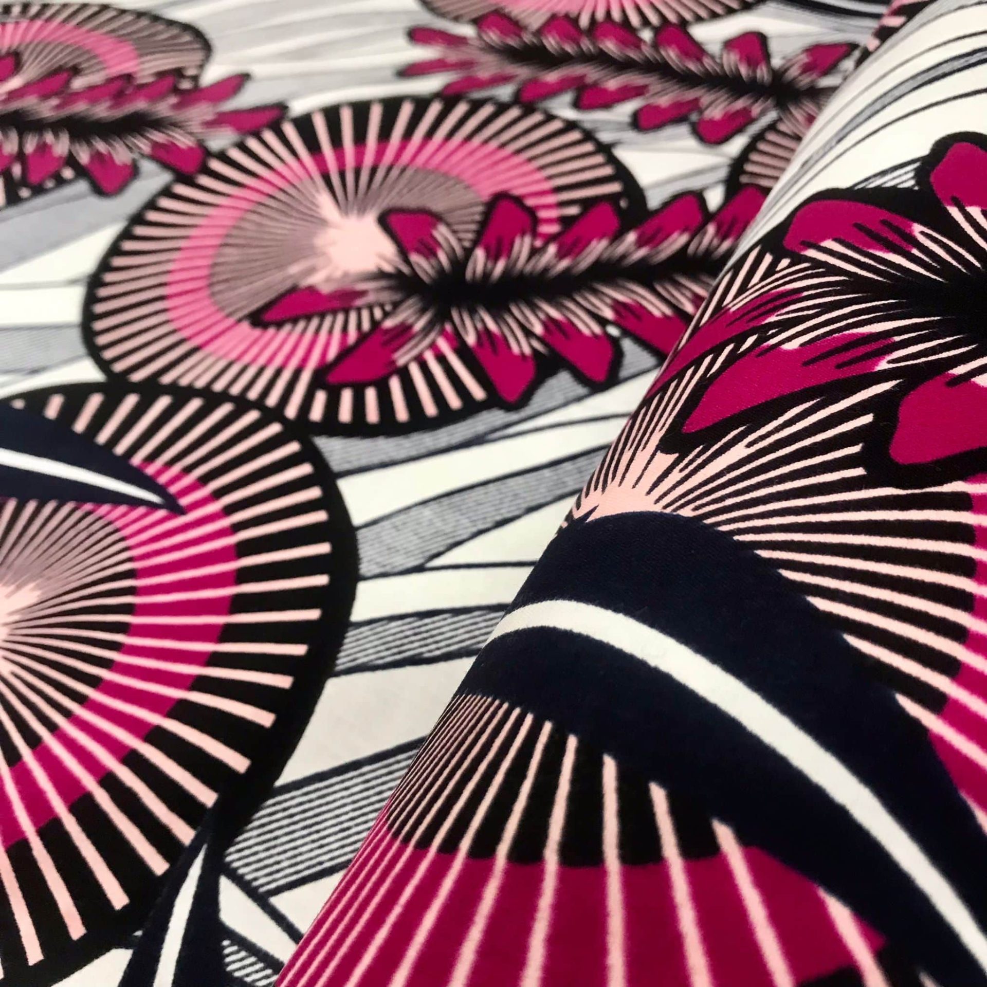 Tissu Africain Motif Rond Et Fleur Abstrait