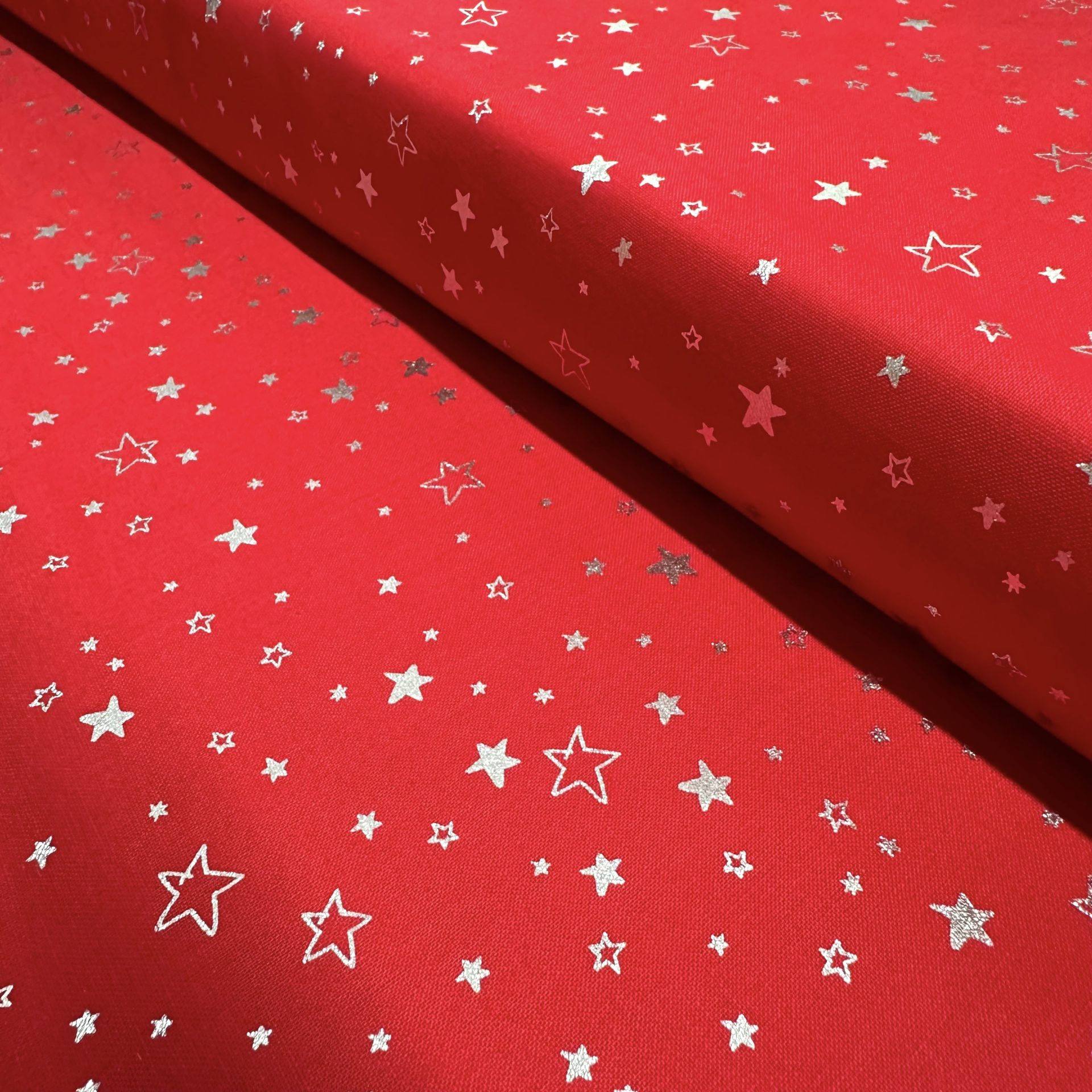 Popeline Coton – Motif Noël Étoiles Argentées